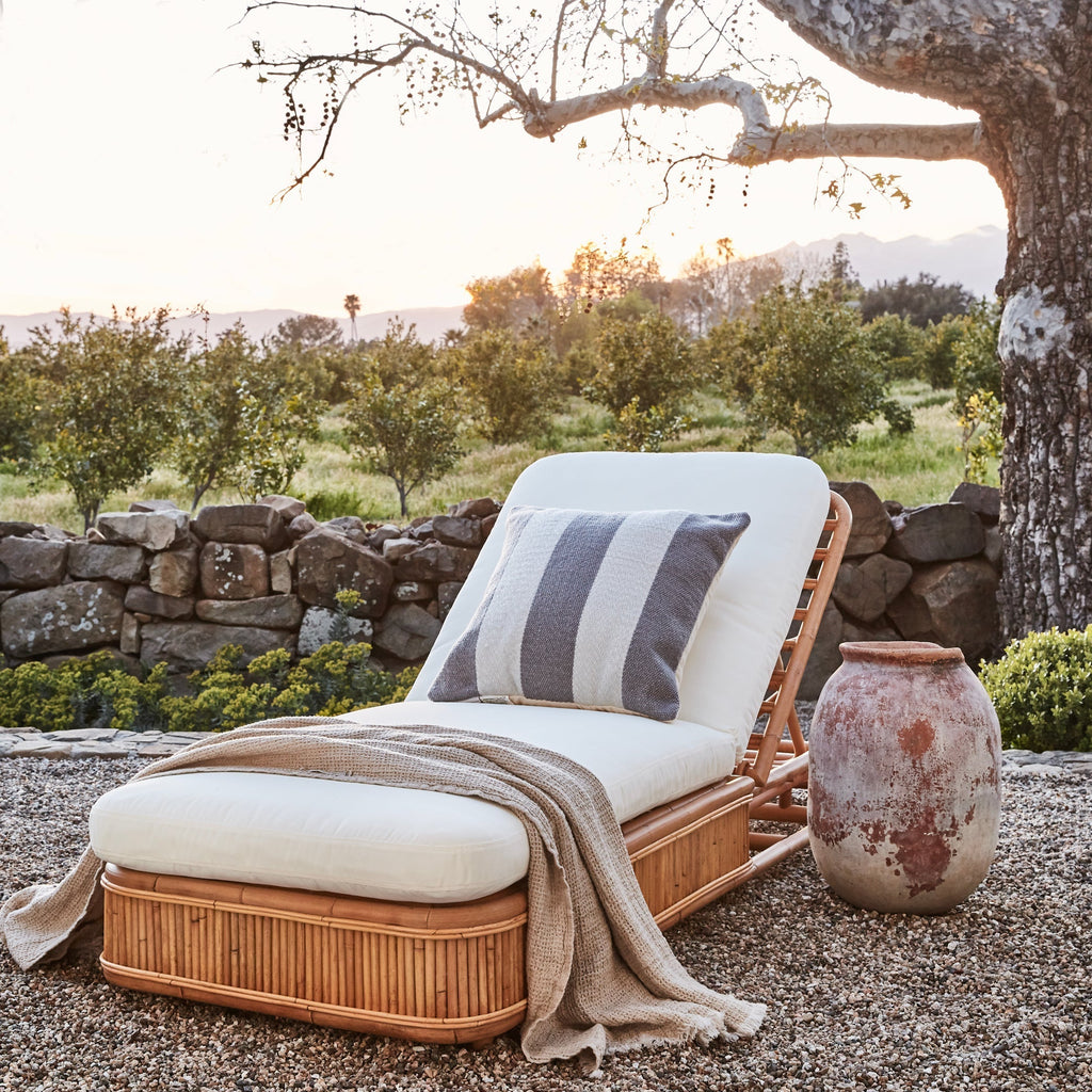 Bain de soleil d'extérieur élevé en rotin régénérateur et biosourcé, avec coussin certifié OEKO-100, pour jardin ou piscine