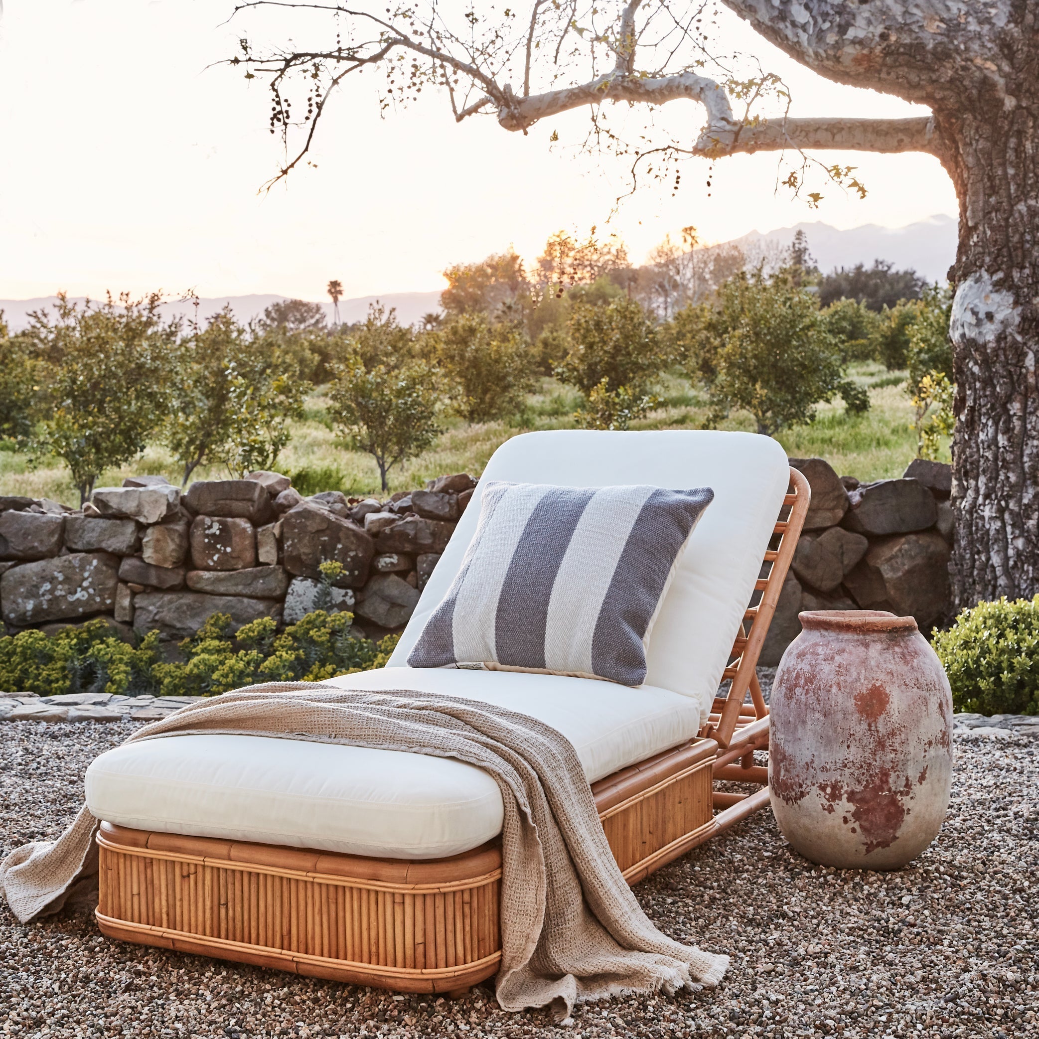 Bain de soleil d'extérieur élevé en rotin régénérateur et biosourcé, avec coussin certifié OEKO-100, pour jardin ou piscine