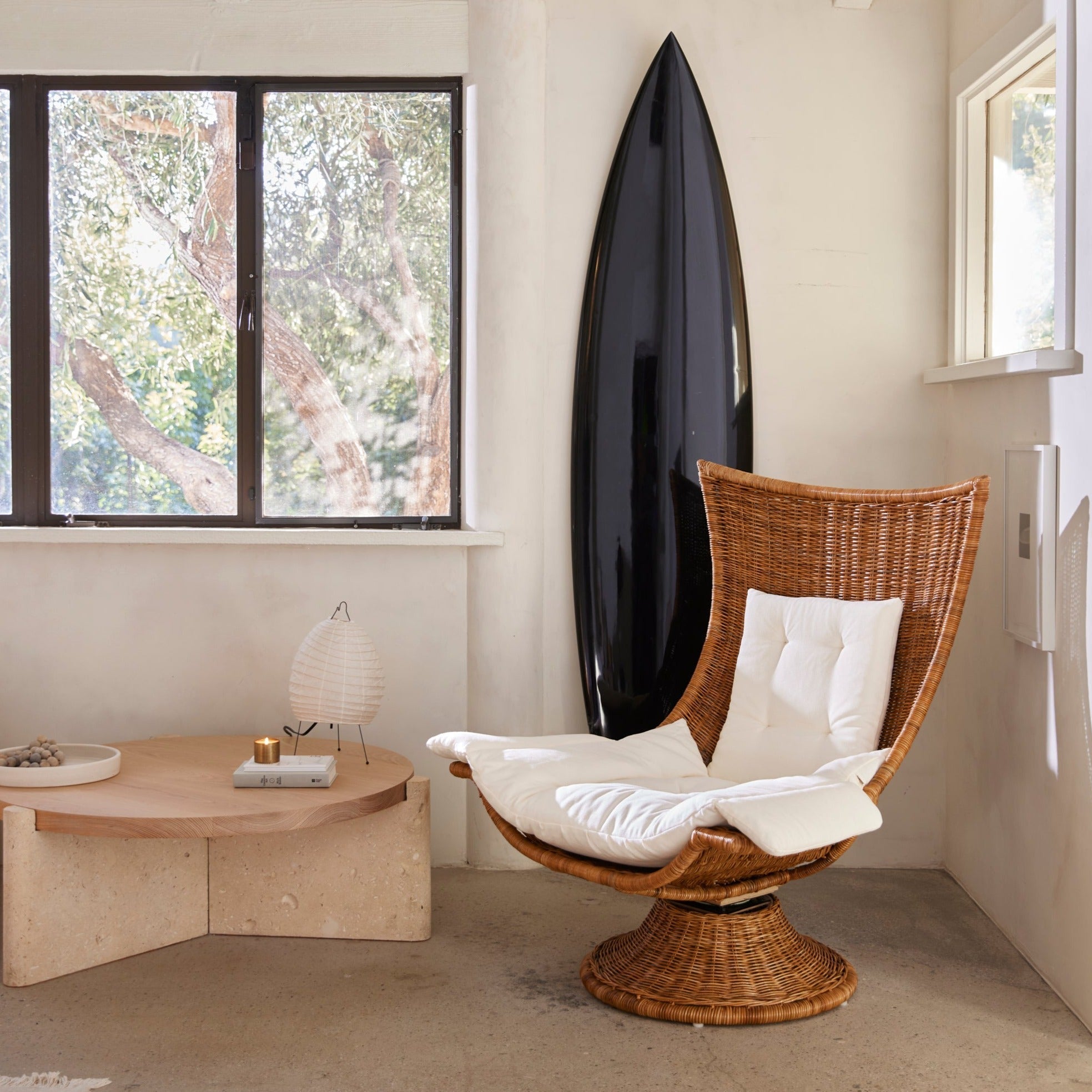 Fauteuil pivotant d'extérieur haut dossier en rotin indonés tressé et tissu bouclette, avec coussin recyclé pour patio