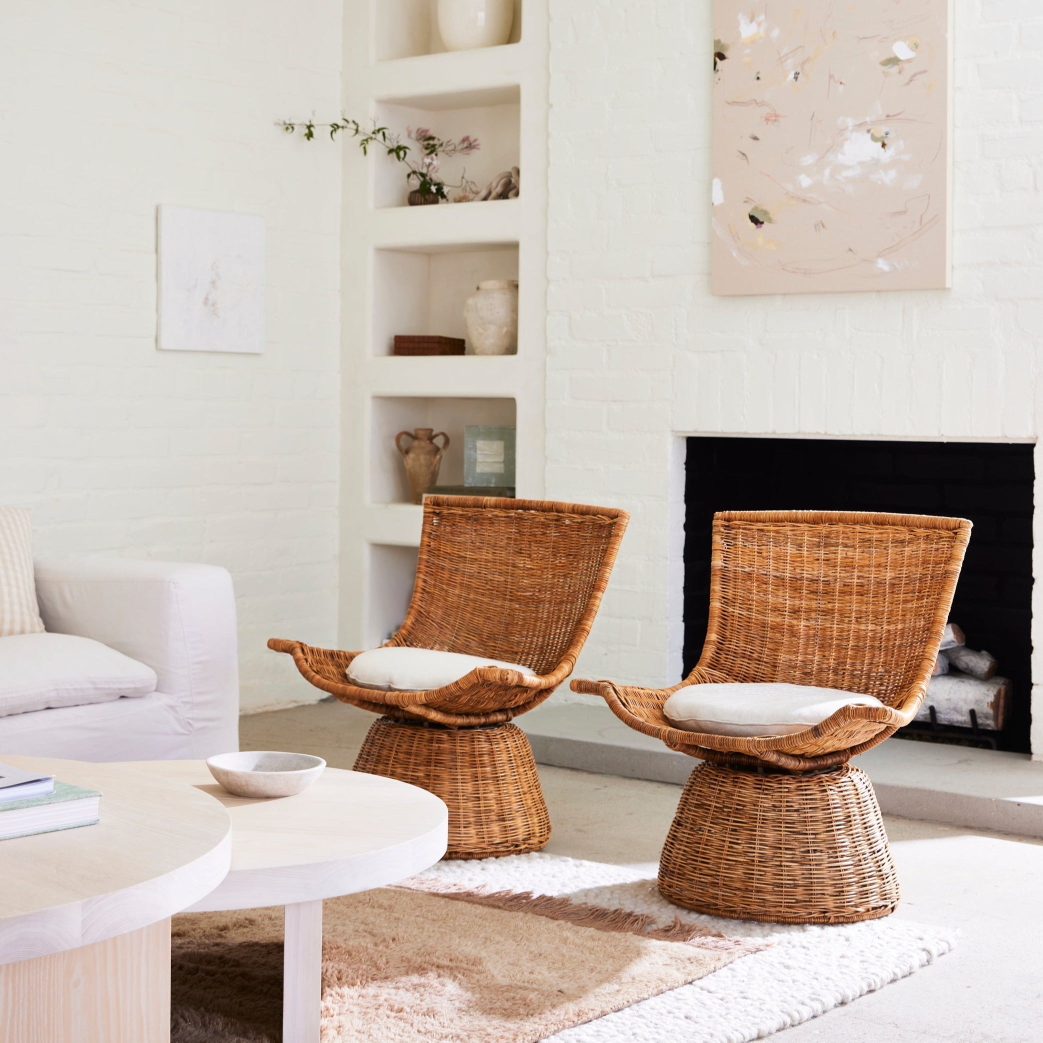 Fauteuil pivotant de petite taille, style Mid-Century Modern, en rotin et lin, idéal pour une chambre ou un bureau