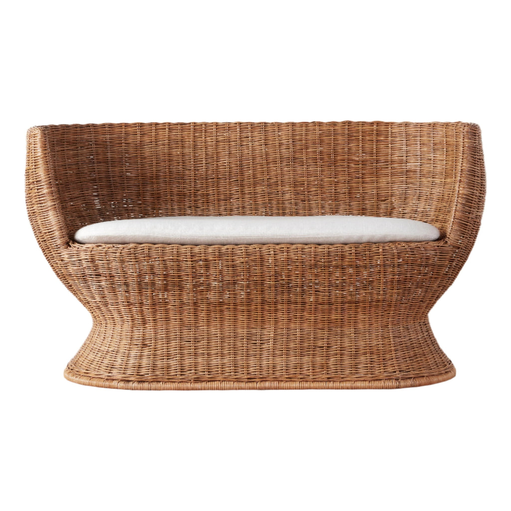 Causeuse en rotin et lin belge d'inspiration vintage, issue de sources durables, avec cadre tissé spectaculaire pour salon ou patio.