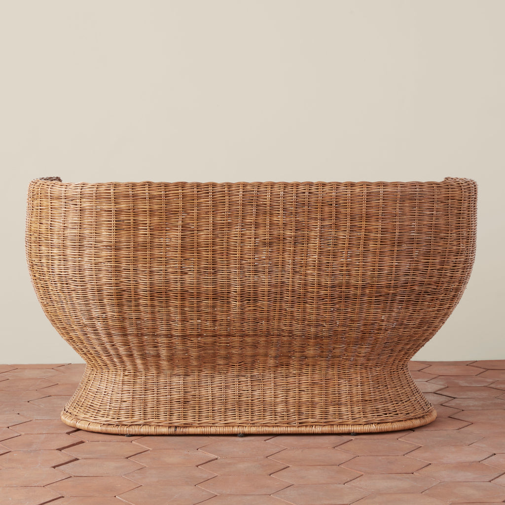 Causeuse en rotin et lin belge d'inspiration vintage, issue de sources durables, avec cadre tissé spectaculaire pour salon ou patio.