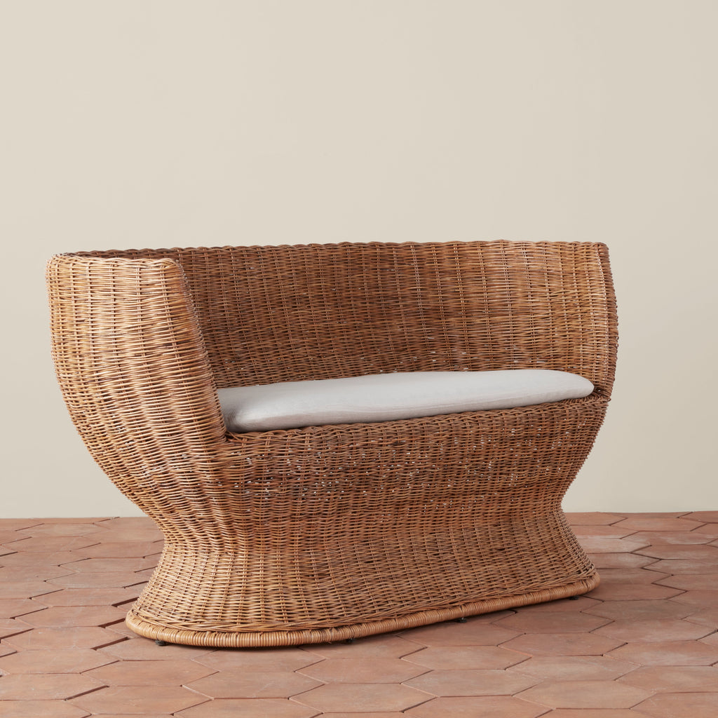 Causeuse en rotin et lin belge d'inspiration vintage, issue de sources durables, avec cadre tissé spectaculaire pour salon ou patio.