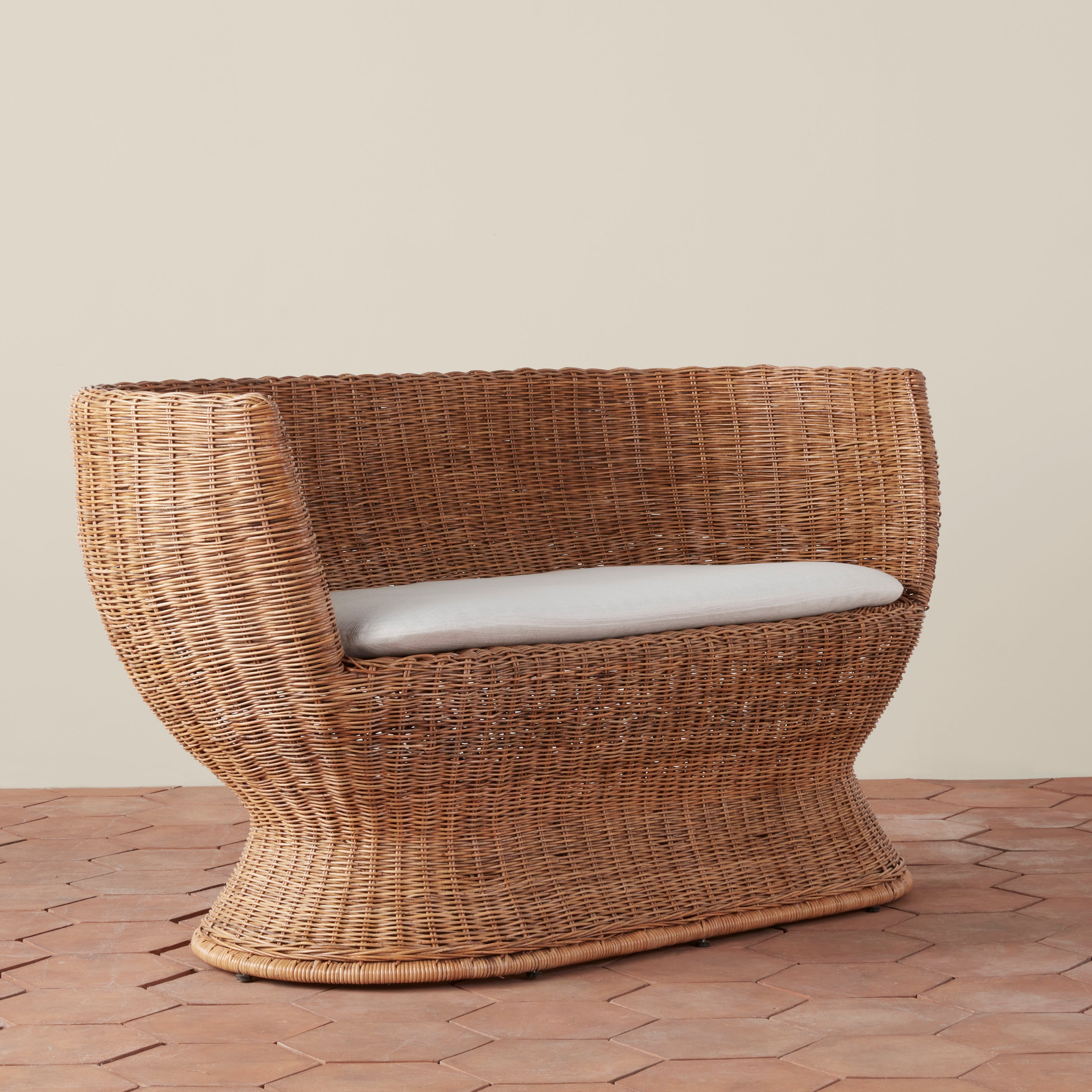 Causeuse en rotin et lin belge d'inspiration vintage, issue de sources durables, avec cadre tissé spectaculaire pour salon ou patio.