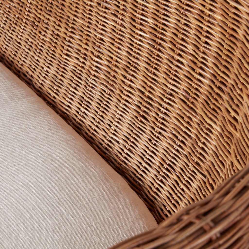 Causeuse en rotin et lin belge d'inspiration vintage, issue de sources durables, avec cadre tissé spectaculaire pour salon ou patio.