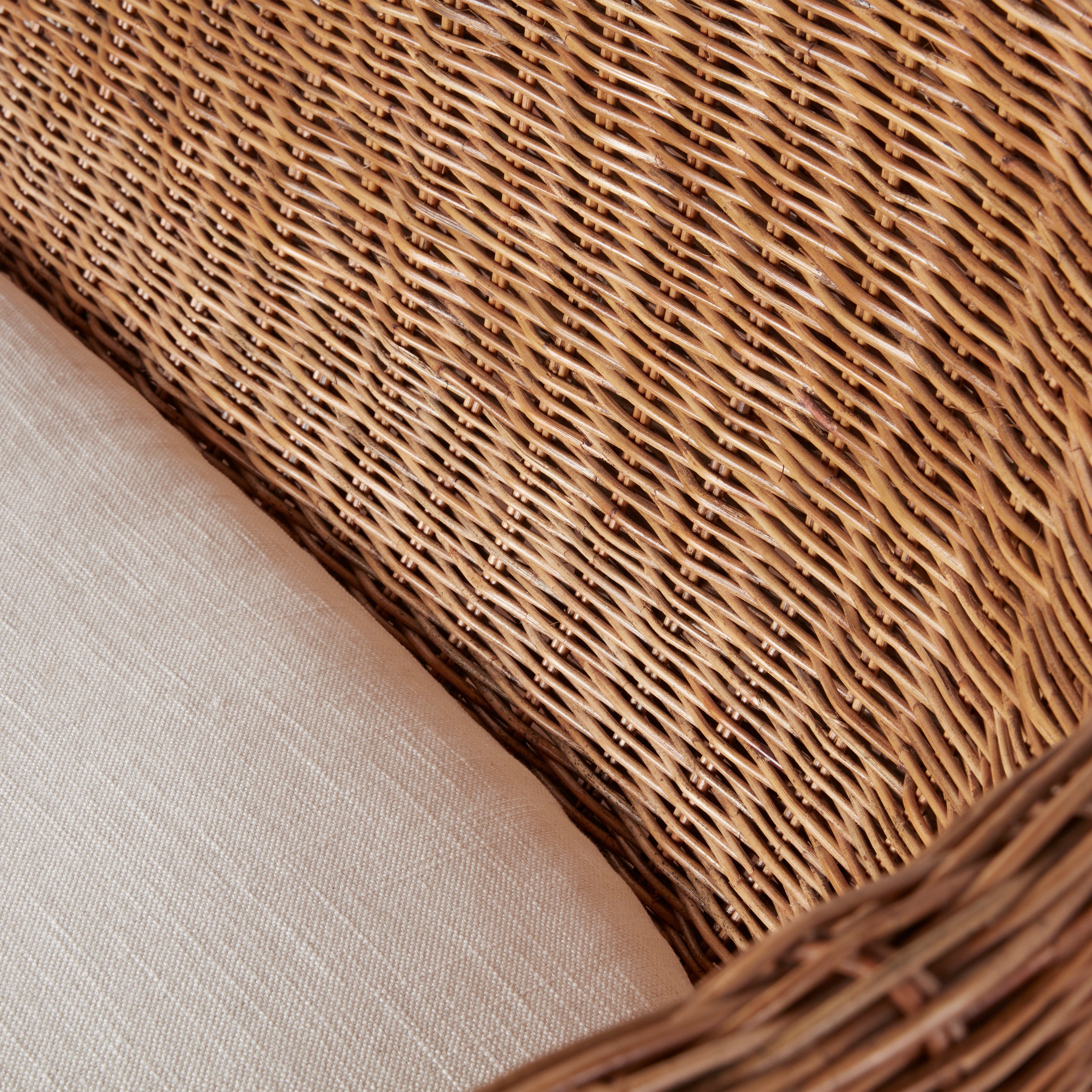 Causeuse en rotin et lin belge d'inspiration vintage, issue de sources durables, avec cadre tissé spectaculaire pour salon ou patio.