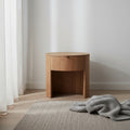 Table de chevet minimaliste en chêne massif courbé à 1 tiroir avec glissières à fermeture douce et poignée métallique pour chambre à coucher