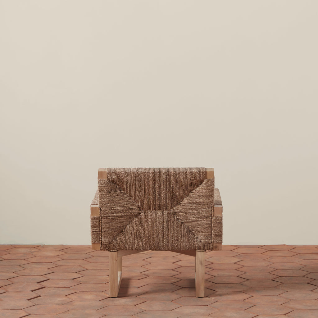 Chaise longue rustique en corde d'herbes marines et bois de hêtre avec texture tressée naturelle pour salon ou patio