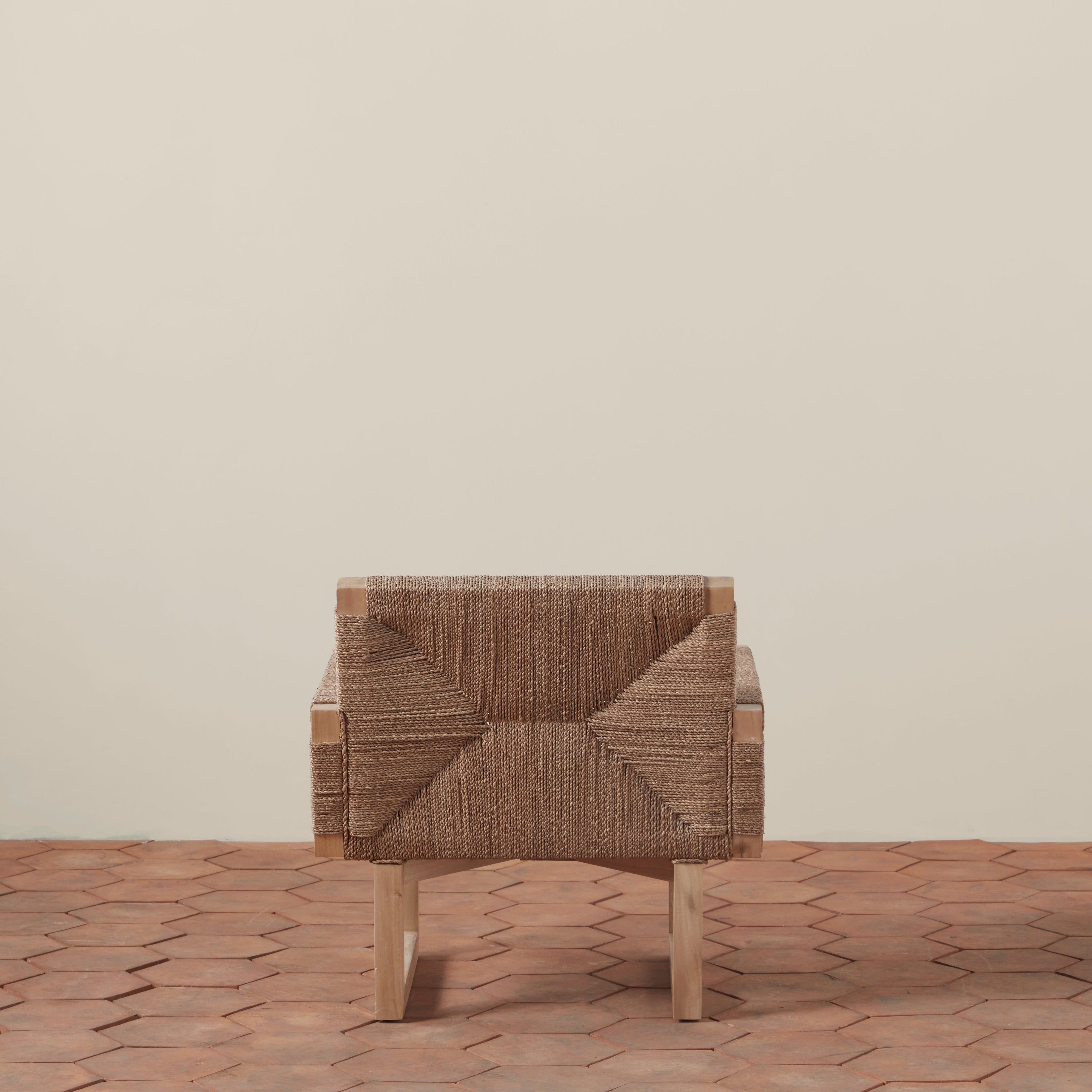 Chaise longue rustique en corde d'herbes marines et bois de hêtre avec texture tressée naturelle pour salon ou patio