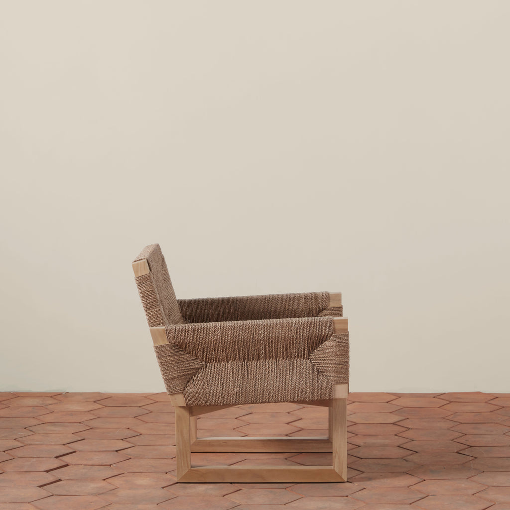Chaise longue rustique en corde d'herbes marines et bois de hêtre avec texture tressée naturelle pour salon ou patio