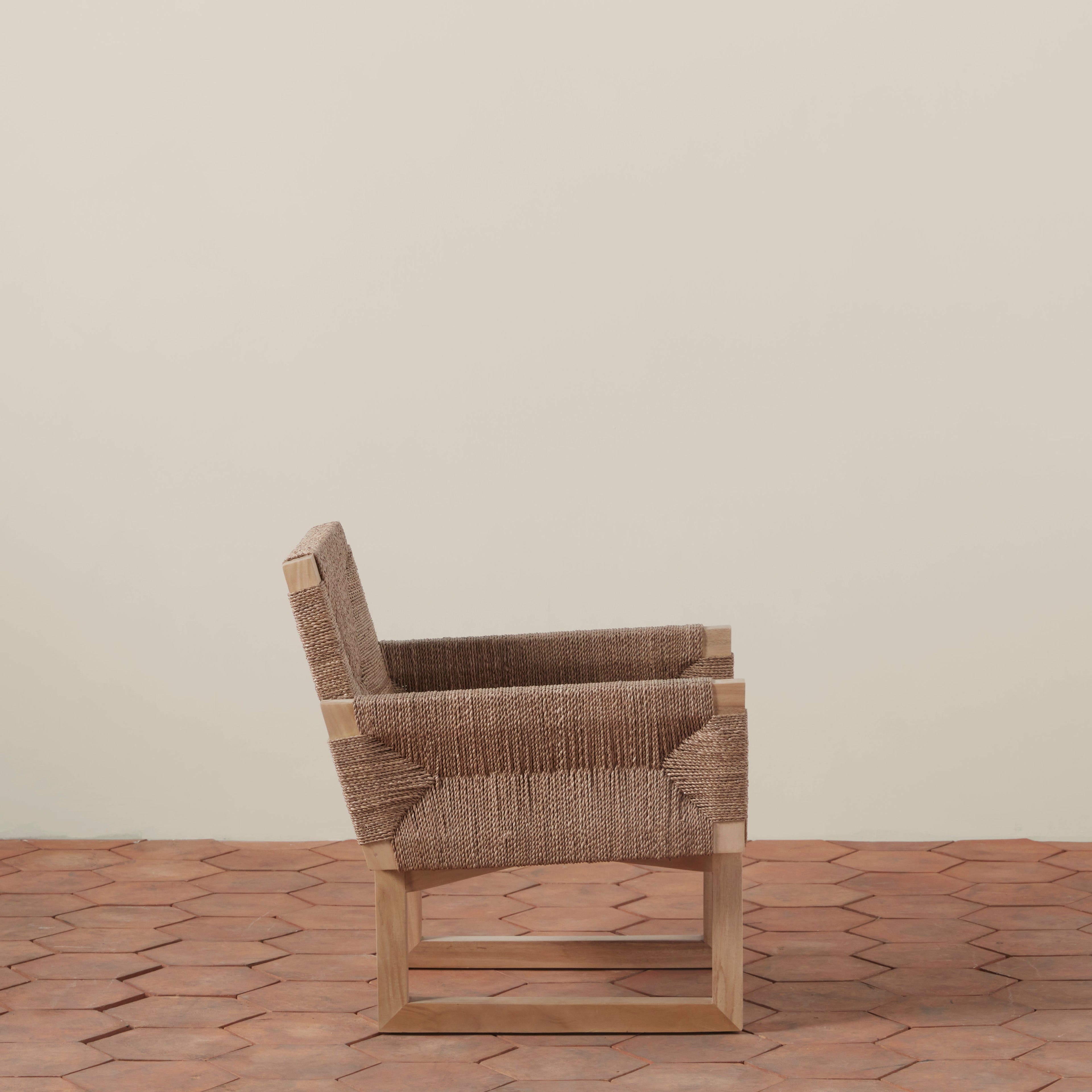 Chaise longue rustique en corde d'herbes marines et bois de hêtre avec texture tressée naturelle pour salon ou patio