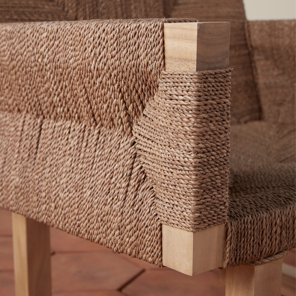 Chaise longue rustique en corde d'herbes marines et bois de hêtre avec texture tressée naturelle pour salon ou patio