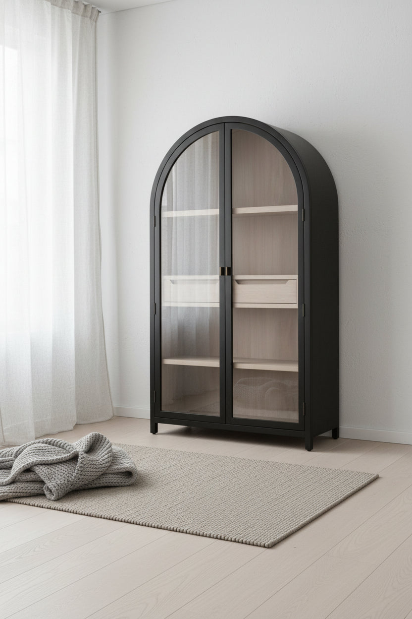 Vitrine de salon de style transitionnel en bouleau noir et verre trempé, avec cadre arqué et poignées dorées