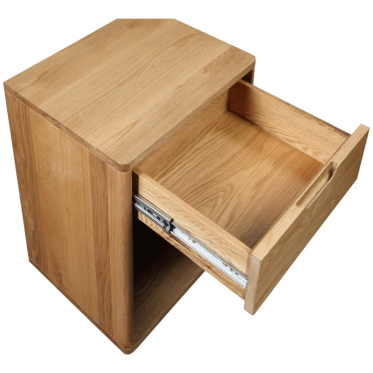 Table de chevet minimaliste en chêne massif avec poignée découpée et zone d'affichage ouverte pour chambre à coucher