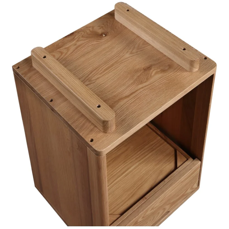 Table de chevet minimaliste en chêne massif avec poignée découpée et zone d'affichage ouverte pour chambre à coucher