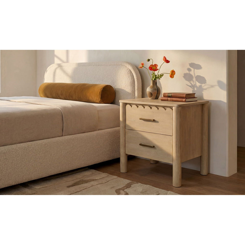 Table de chevet Shaker en bois de manguier avec bord festonné et poignées en laiton massif pour chambre à coucher