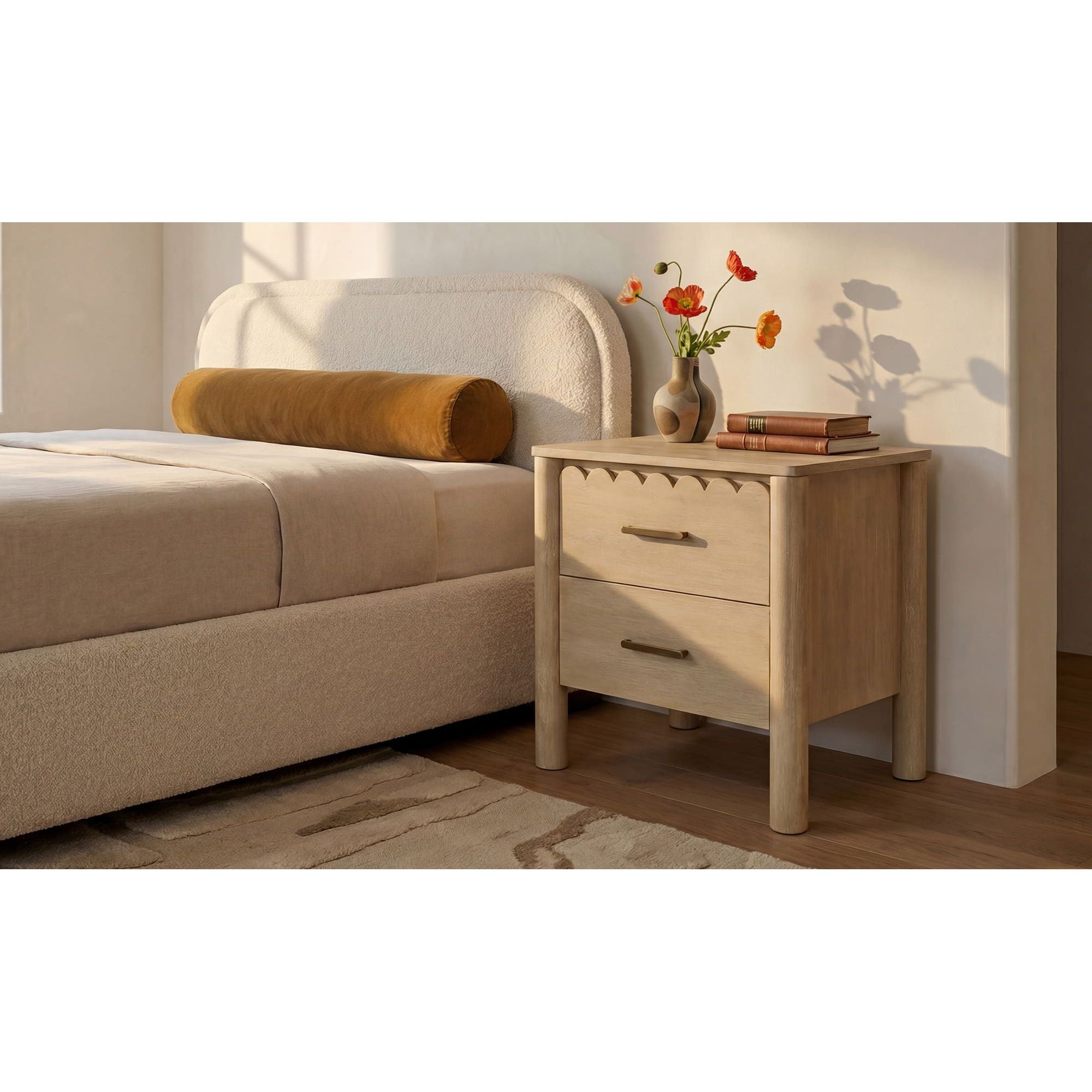 Table de chevet Shaker en bois de manguier avec bord festonné et poignées en laiton massif pour chambre à coucher