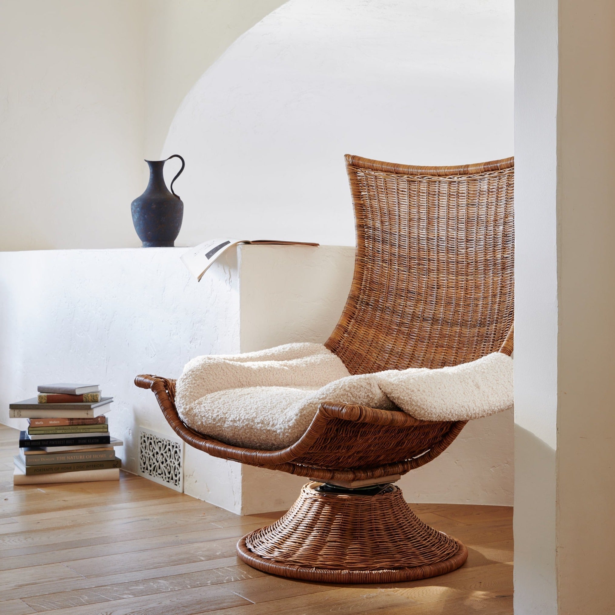 Fauteuil pivotant d'extérieur haut dossier en rotin indonés tressé et tissu bouclette, avec coussin recyclé pour patio