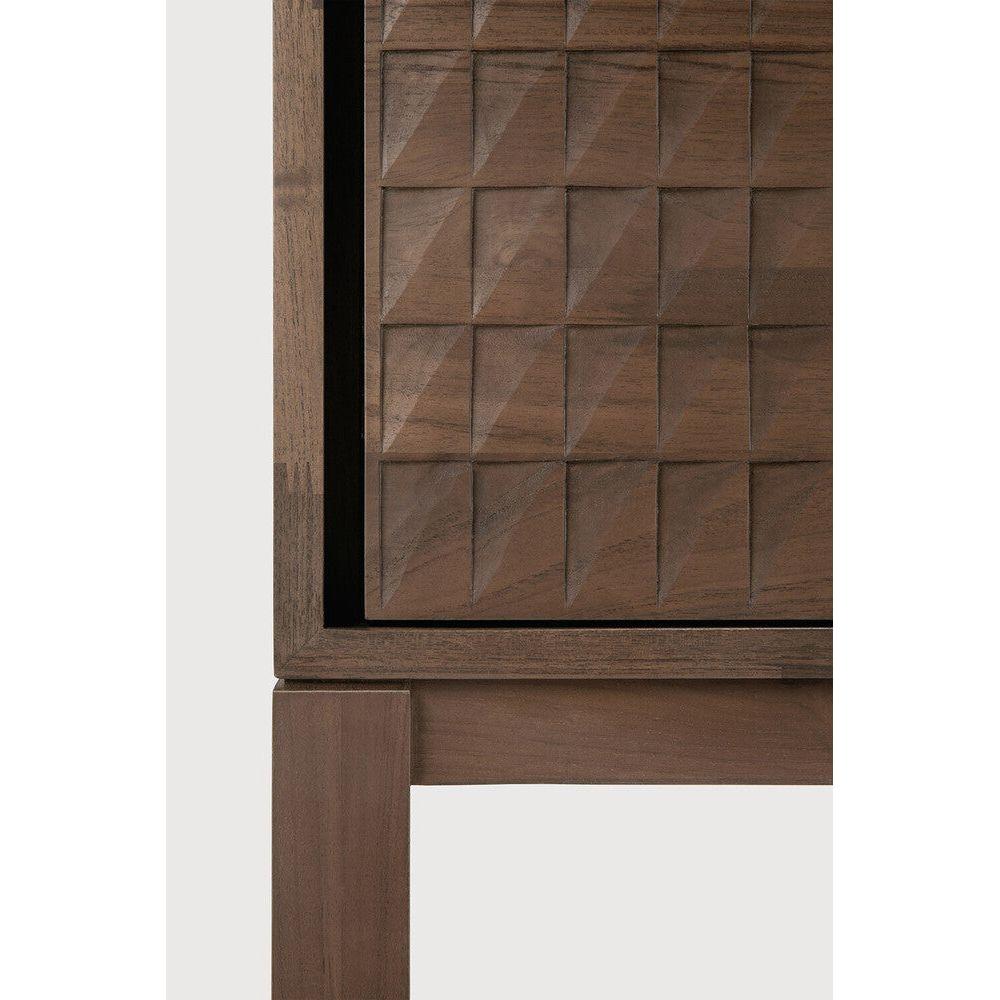 Vaisselier en teck massif et laiton d'inspiration antique avec panneaux sculptés à la main et quatre portes pour salon ou salle à manger