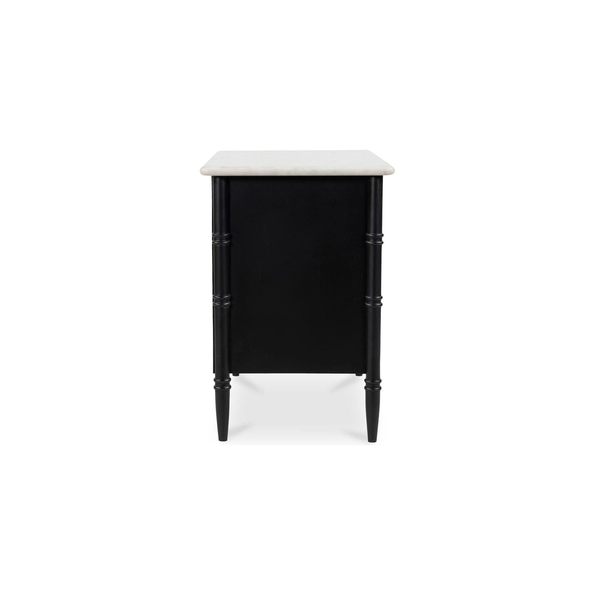 Table de chevet avec plateau en marbre et bois de manguier d'inspiration provençale, poignées en laiton et deux tiroirs pour chambre à coucher