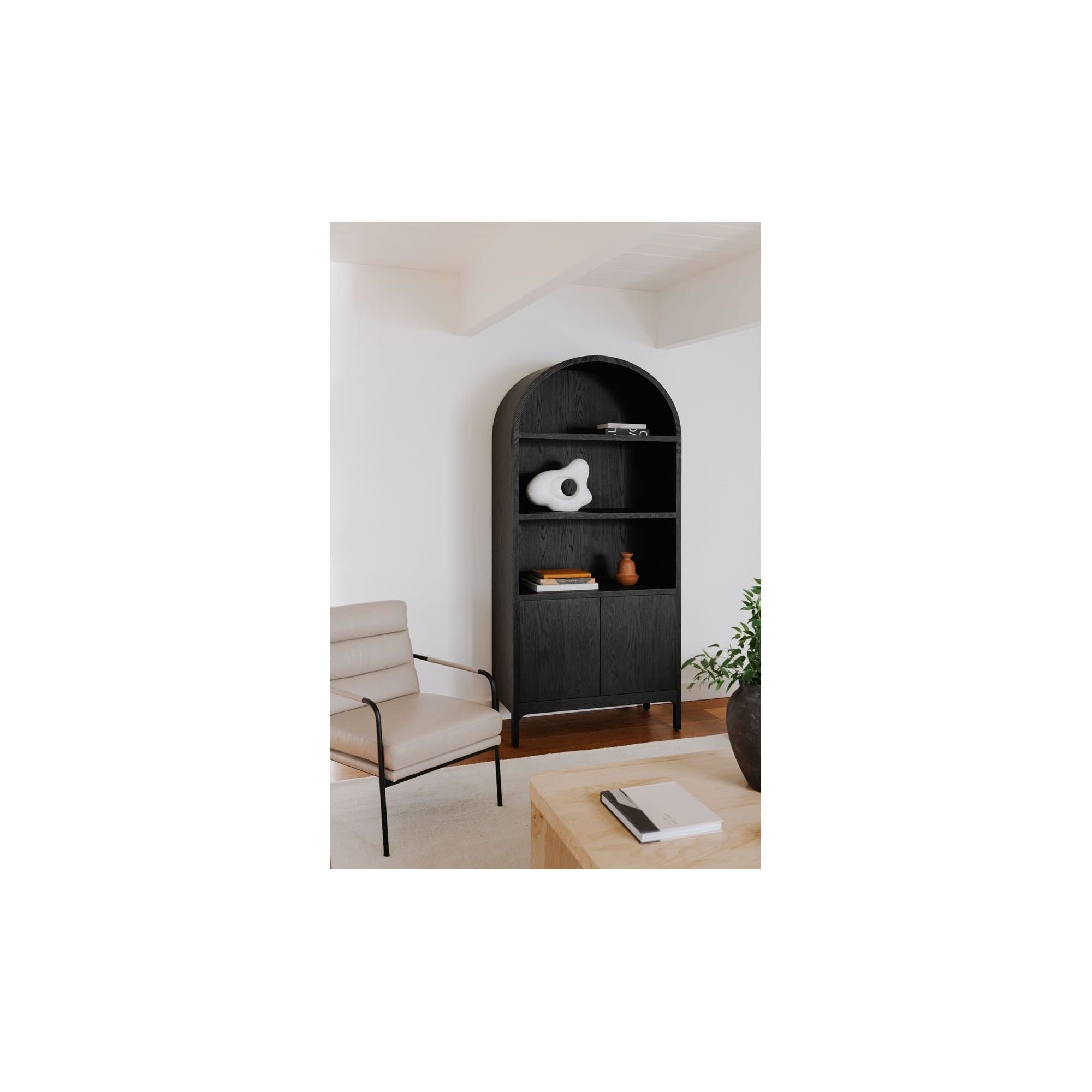 Vitrine en chêne massif et contreplaqué courbés avec détail en arc et rangement ouvert/fermé pour salon