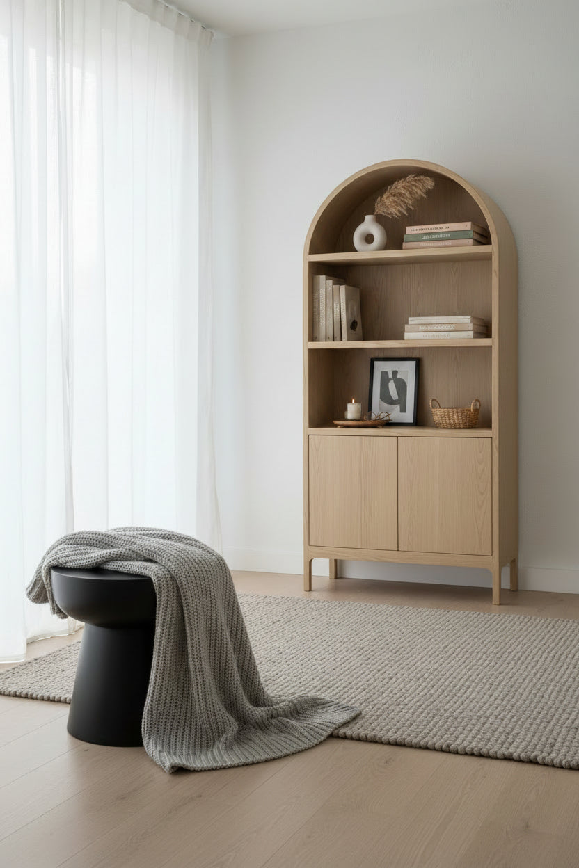 Vitrine en chêne massif et contreplaqué courbés avec détail en arc et rangement ouvert/fermé pour salon